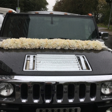 Gėlių girlianda prie automobilio priekinio stiklo