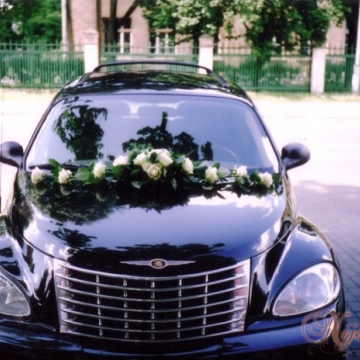 Baltų rožių kompozicija automobilio dekorui
