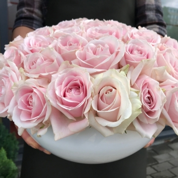 Rožių kompozicija keramikoje. Tinka gimtadieniui, jubiliejui, vestuvių proga.