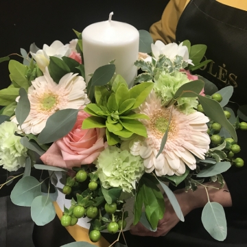 Gėlių kompozicija su žvake stalui