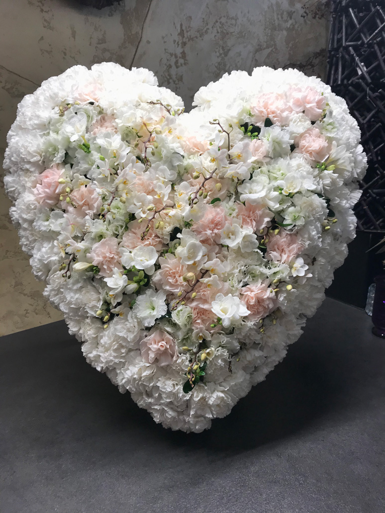 Gedulinga gėlių širdis  60 cm. ,,Balta rūžava”