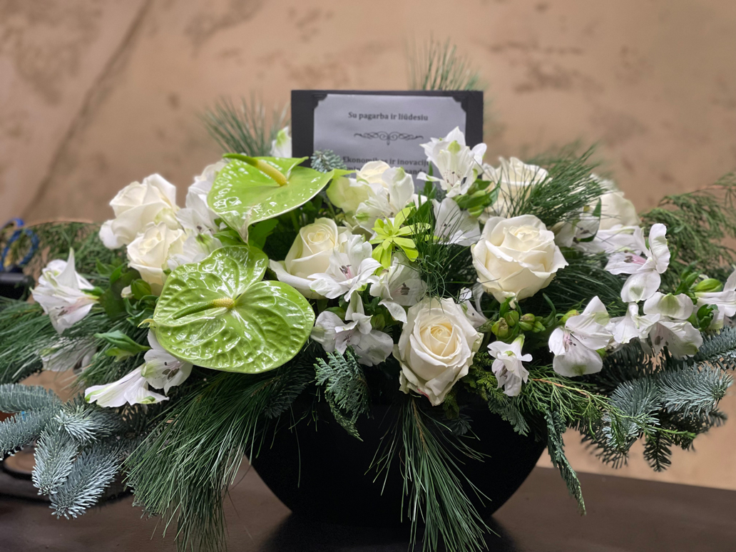 Gėlių kompozicija laidotuvėms su užuojautos kortele.