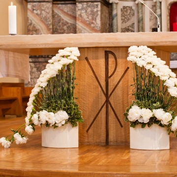 Išskirtinis bažnyčios dekoravimas gėlių kompozicijomis.