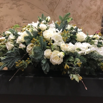 Dirbtinų, baltų gėlių, pailga kompozicija  į kapus.