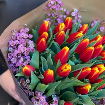 Pavasarinių gėlių puokštė „Tulpės”
