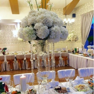 Išskirtinis, teminis, stalo dekoravimas gėlių kompozicijomis.
