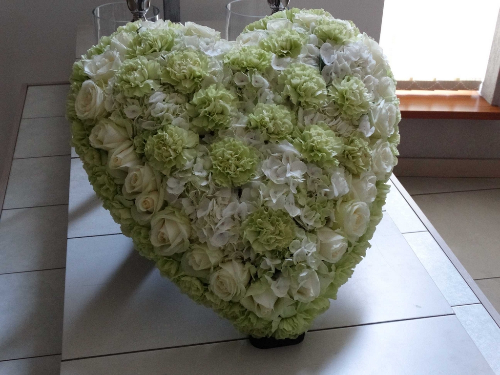 Gedulingas vainikas - širdis iš baltų ir žalių gėlių