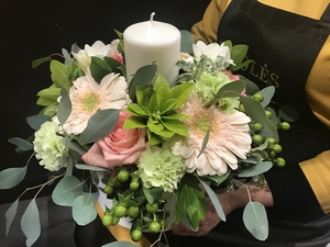 Gėlių kompozicija su žvake stalui