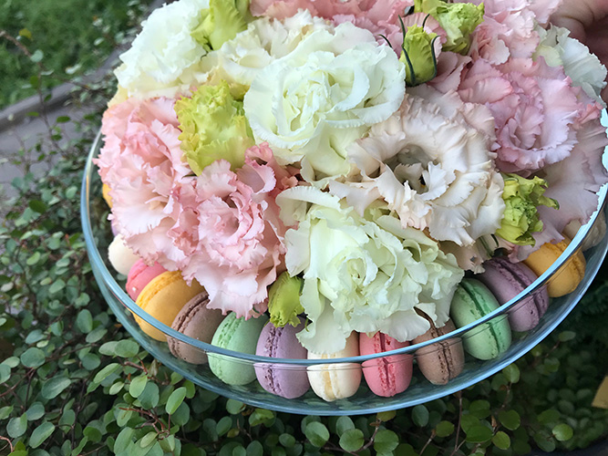 Valgoma gėlių ir macarons kompozicija stikle vestuvių proga