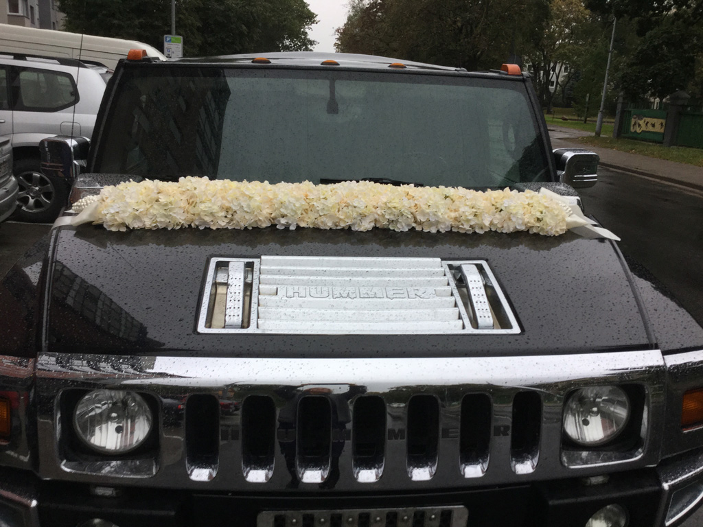 Gėlių girlianda prie automobilio priekinio stiklo
