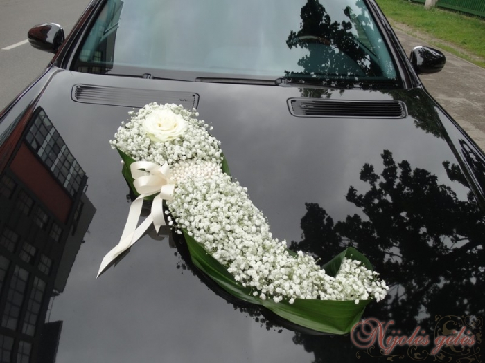 Skoningas,stilingas gėlių dekoras ant automobilio priekio 