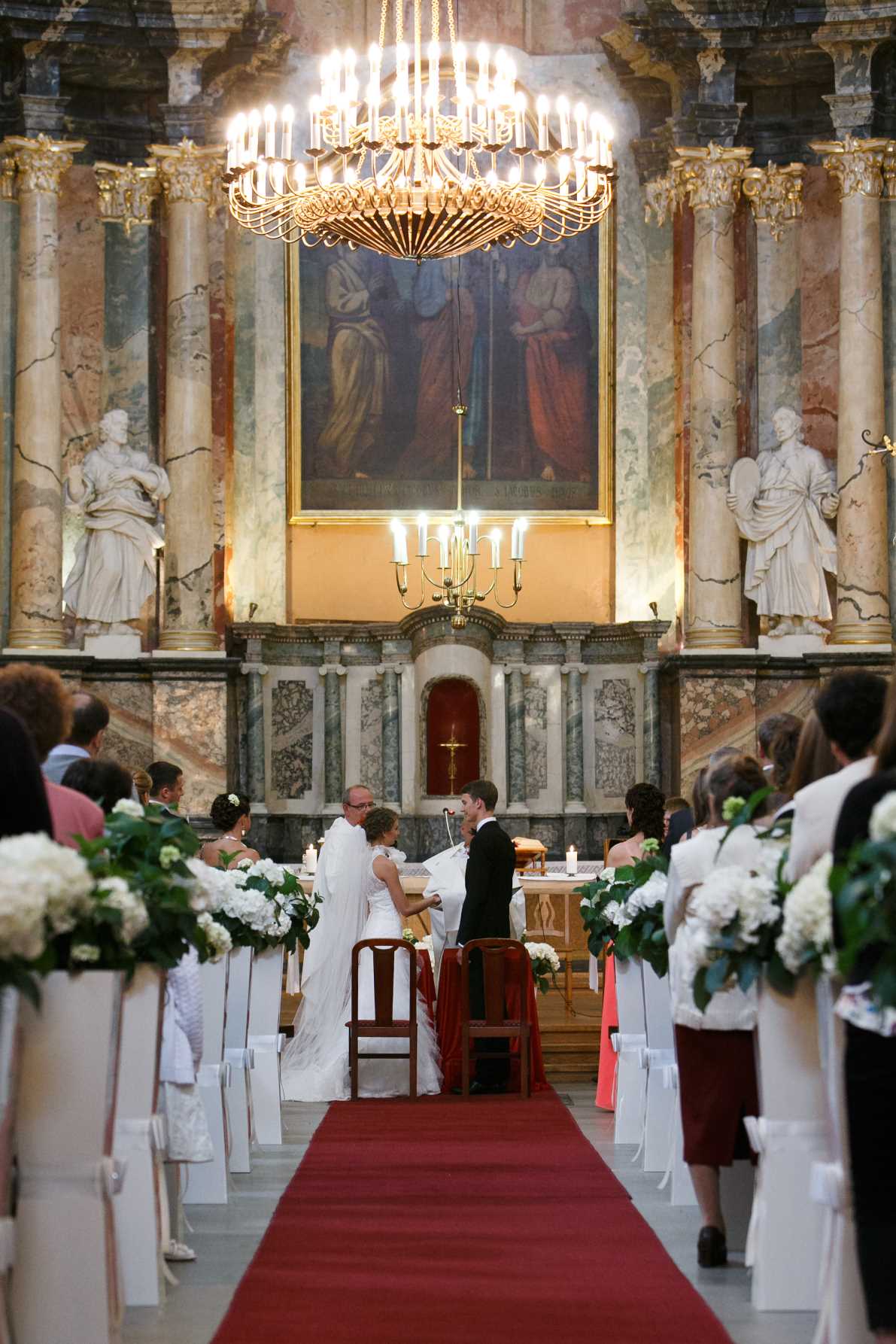 Šventinis bažnyčios dekoravimas vestuvėms, baltomis Hortenzijomis.