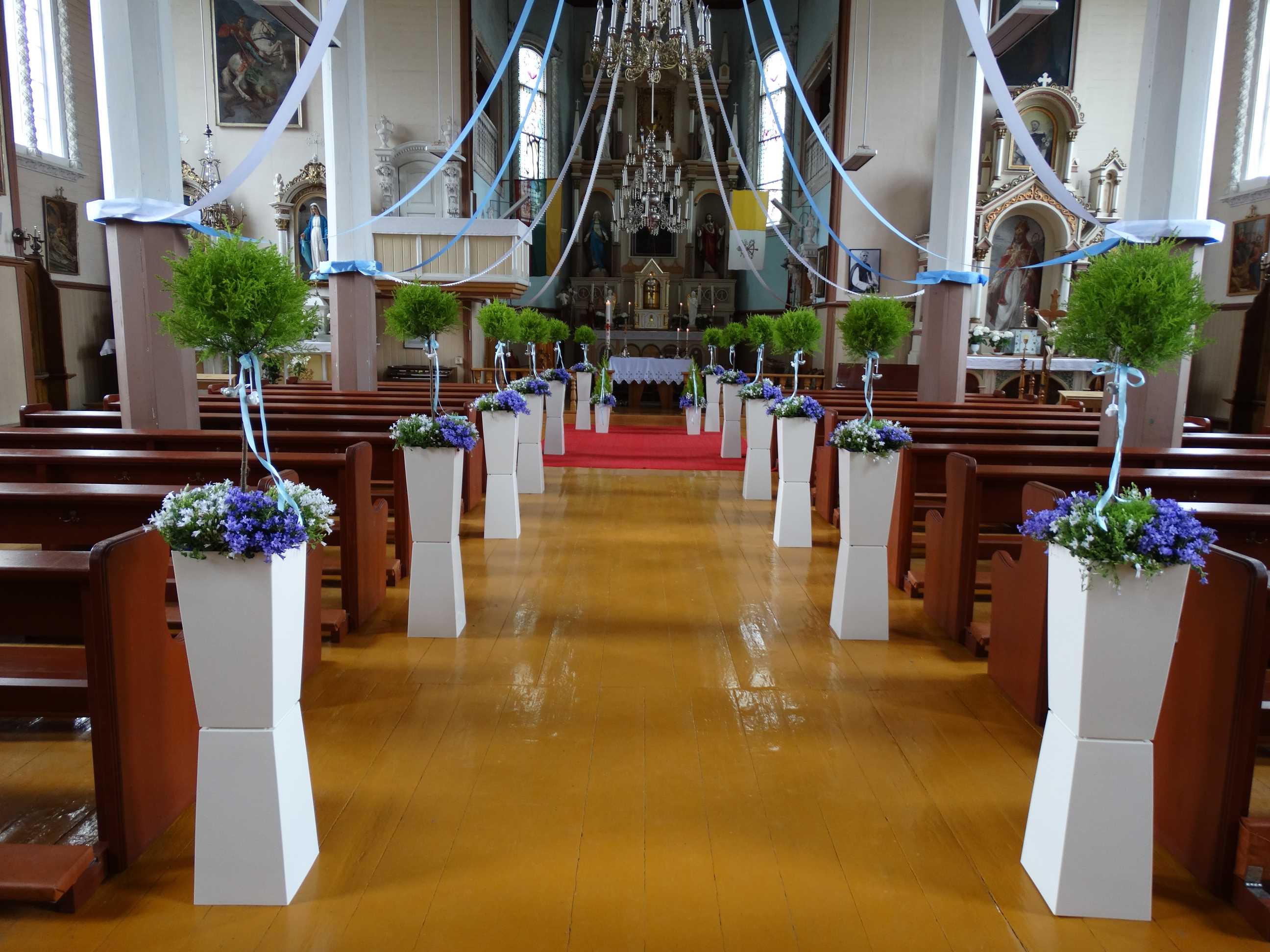 Bažnyčios dekoravimas gėlėmis krikštynoms.